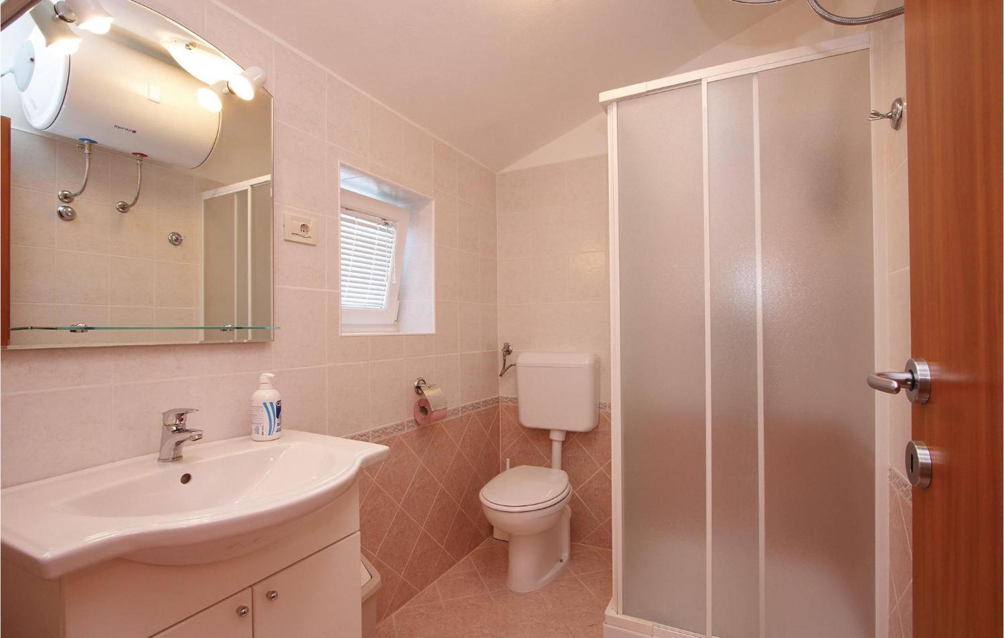 2 Bedroom Awesome Apartment In プロミン エクステリア 写真